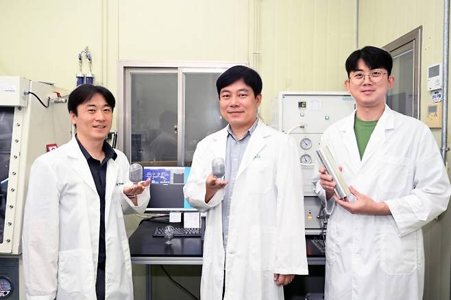 고체 수소 저장 소재 기술을 개발한 한국재료연구원 연구팀. 왼쪽부터 서병찬 경량재료연구본부 선임연구원, 김영민 책임연구원, 문영훈 기술기원. 재료연 제공