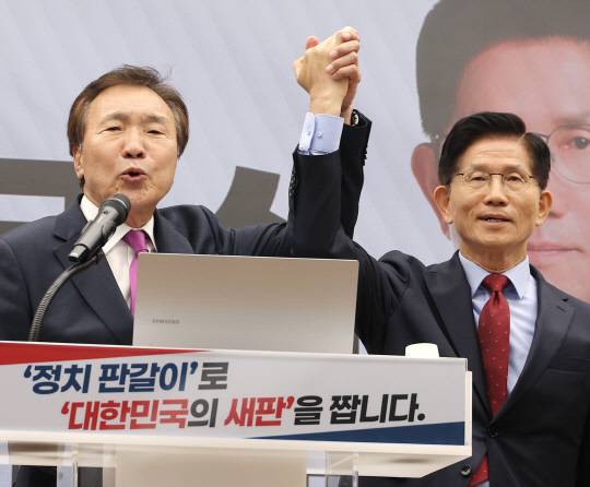 손학규 전 바른미래당 대표가 22일 여의도 국민의힘 중앙당사에서 열린 정치개혁 관련 긴급 기자회견에서 김문수 대선 후보 지지 선언을 하고 있다. [연합뉴스]