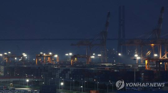 컨테이너들이 대기하고 있는 한 수출항의 야경. [연합뉴스]