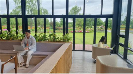 인사혁신처 직원들이 21일 순천만 워케이션센터에서 원격근무를 하고 있다. [인사처]