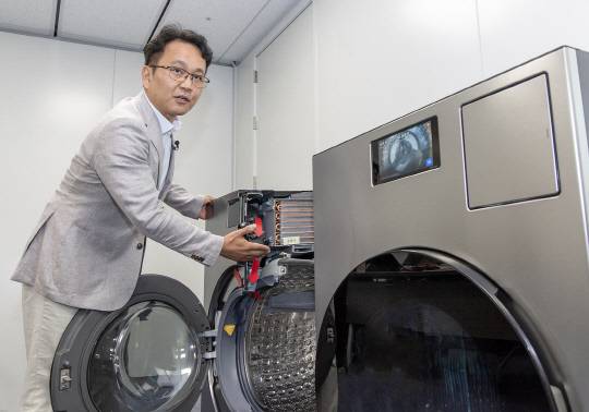 성종훈 삼성전자 DA 사업부 의류케어개발그룹장 상무가 22일 서울 중구 삼성전자 기자실에서 올인원 세탁건조기 '2025년형 비스포크 AI 콤보'를 소개하고 있다. 장우진 기자