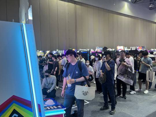 경기도 고양 킨텍스에서 22일 열린 플레이엑스포 2025 현장에서 관람객들이 아케이드 특별관 게임 체험을 하기 위해 줄을 서 있다. 유진아 기자