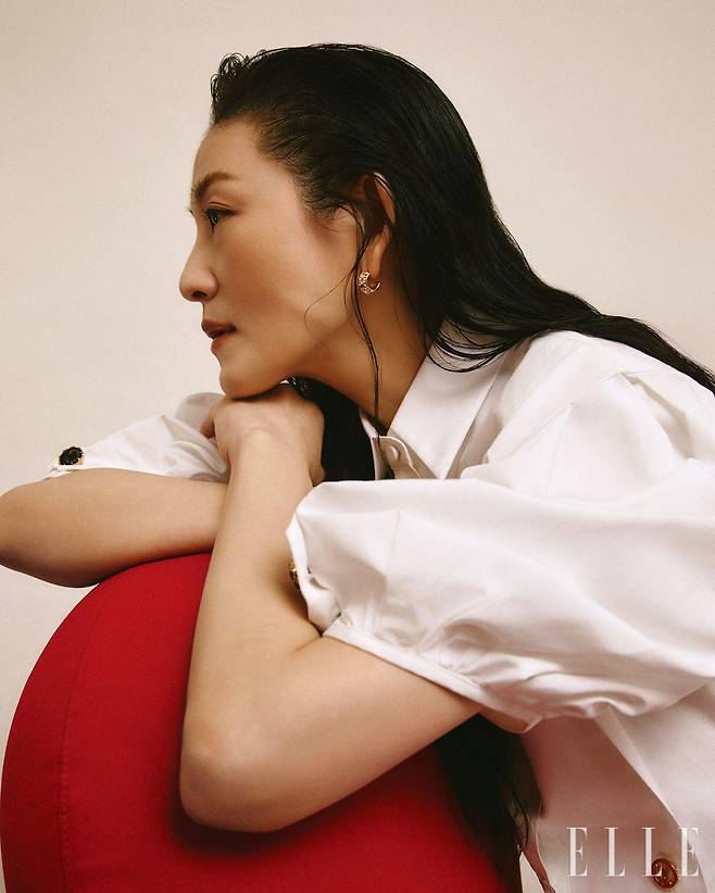 퍼프 슬리브가 달린 버튼다운 셔츠는 Louis Vuitton. 옐로골드 소재의 르 다미에 드 루이 비통 이어링은 Louis Vuitton fine jewelry.