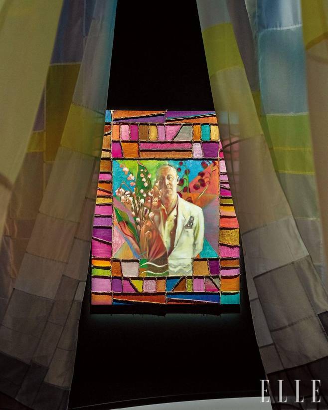 〈크리스챤 디올: 디자이너 오브 드림스〉 전시 공간. 제이디 차가 완성한 크리스챤 디올의 초상화와 달항아리 형상을 닮은 공간, 역대 디렉터들의 아카이브 피스와 레이디 디올 백. © KYUNG SUB SHIN