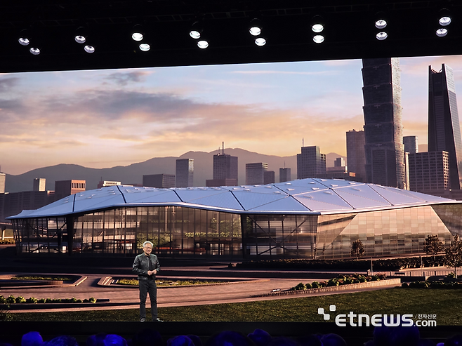 젠슨 황 엔비디아 CEO가 19일(현지시간) 컴퓨텍스 기조연설에서 대만 신사옥을 공개했다. (사진=김영호 기자)