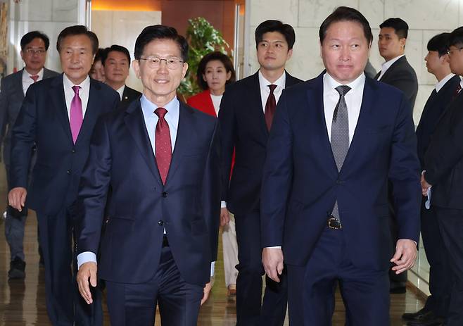 국민의힘 김문수 대통령 후보와 최태원 대한상의 회장이 22일 서울 중구 대한상공회의소에서 열린 경제 5단체장 간담회에 입장하고 있다.  [공동취재]