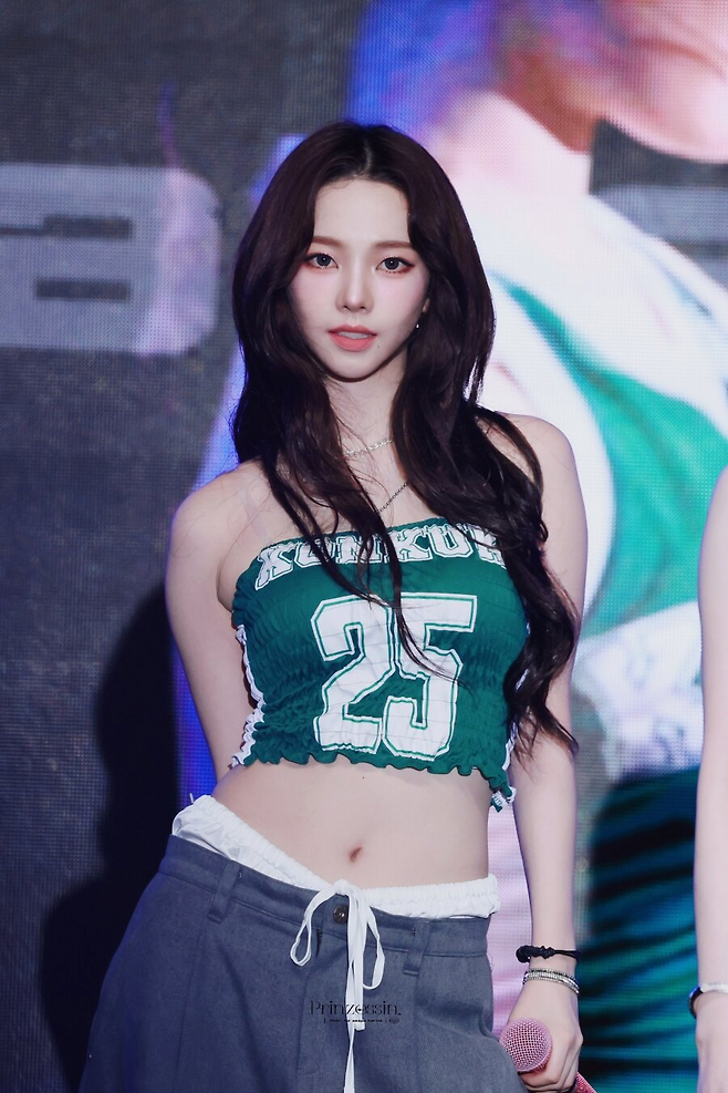 image.png 요즘 유행하는 그림자 놀이하는 카리나