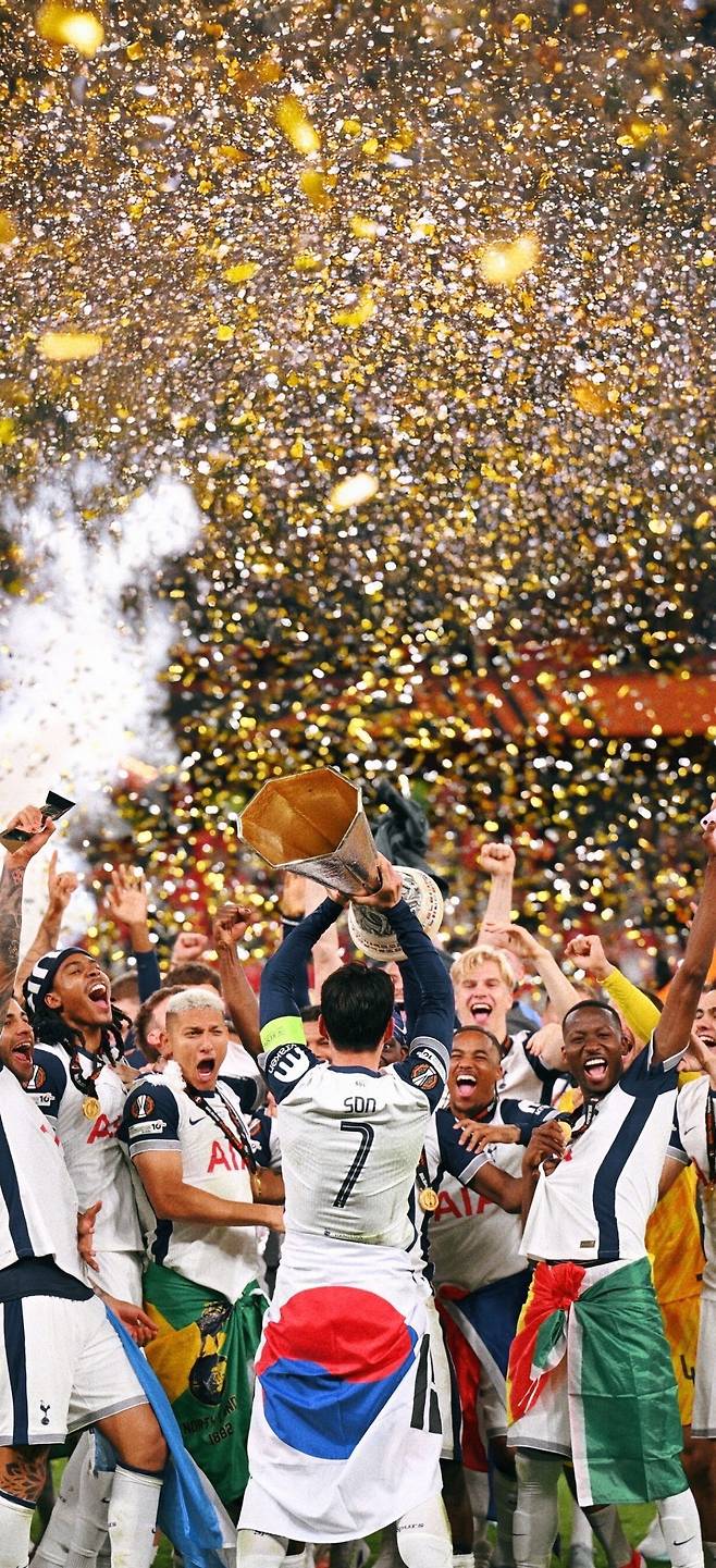 손흥민 우승 사진 배경화면용 공유