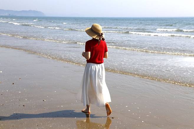 태안 기지포 해안을 맨발로 걷고 있는 여행객