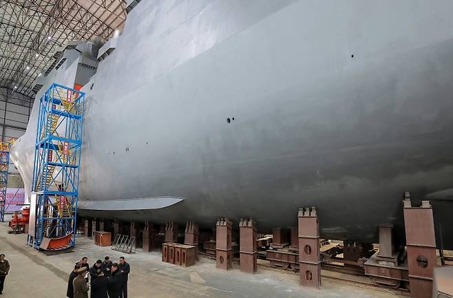 지난 3월 8일 김정은 북한 국무위원장이 청진조선소를 찾아 새 함정 건조를 시찰하는 모습. 노동신문/뉴스1