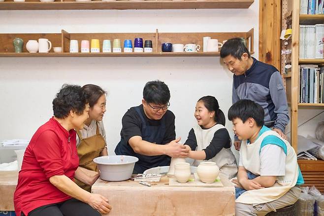 황지영씨 가족이 지난 16일 도자기 만들기 체험을 하고 있다. 한국문화예술교육진흥원 제공