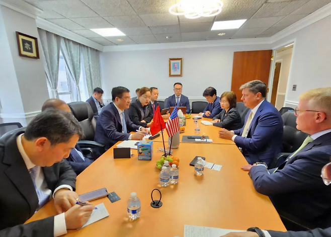 베트남 산업무역부 대표단(왼쪽)과 스페이스X 대표단이 20일(현지시간) 미국에서 회담을 베트남 통신사업 진출과 관련한 회담을 진행하고 있다. 베트남 산업무역부 제공