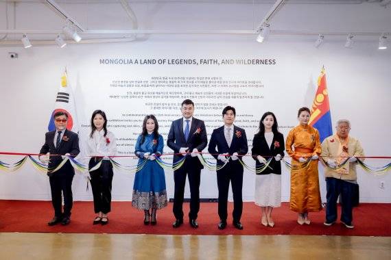 한몽 수교 35주년 전시회가 지난 21일 서울 구로구 '갤러리 구루지'에서 개막했다. 정사무엘 한문화진흥협회 회장(오른쪽 네번째)을 비롯해 수헤 수흐볼드 주한 몽골대사(오른쪽 다섯번째) 등 참석자들이 개막 테이프 커팅을 하고 있다. 한문화진흥협회 제공
