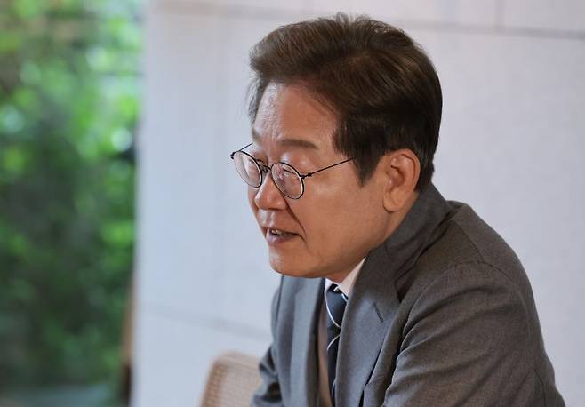 이재명 더불어민주당 대통령 후보가 22일 경남 양산시 소소서원에서 송기인 신부와 차담을 하고 있다. 사진=뉴스1