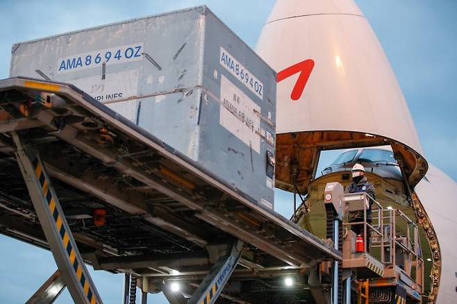 아시아나항공 관계자가 인천국제공항 화물터미널에서 화물을 옮기고 있다. 뉴스1