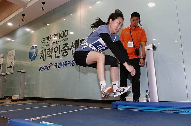 서울 송파구 올림픽공원에서 열린 스포츠의날 기념 '국민체력100 체력왕 선발대회'에서 참가자가 제자리 멀리뛰기를 하고 있다.2023.10.15(ⓒ뉴스1, 무단 전재-재배포 금지)