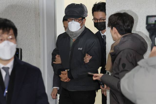 노상원(가운데) 전 정보사령관이 지난해 12월24일 아침 서울 은평구 서울서부경찰서에서 서울중앙지검으로 송치되고 있다. 김영원 기자 forever@hani.co.kr