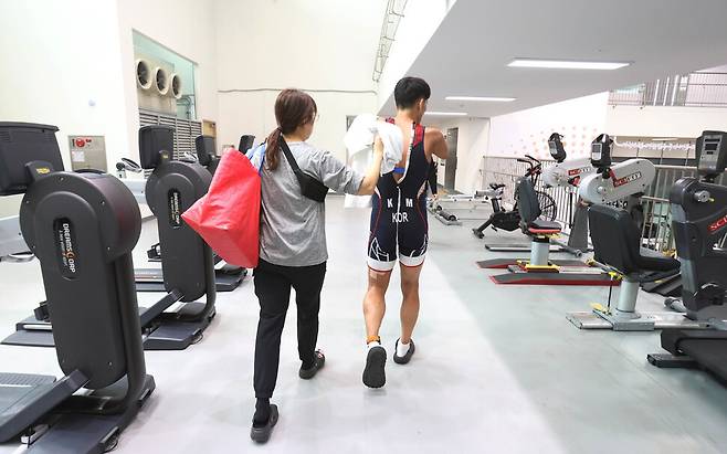 김황태(오른쪽)와 아내 김진희씨 뒷모습. 대한장애인체육회 제공