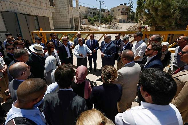 21일(현지시각) 이스라엘이 점령 중인 서안지구를 방문한 유럽연합 등 세계 31개국 외교대표단이 제닌 난민 캠프 동쪽 입구 문 앞에서 언론 인터뷰를 하던 중 이스라엘군이 경고 사격을 했다. 제닌/AFP 연합뉴스