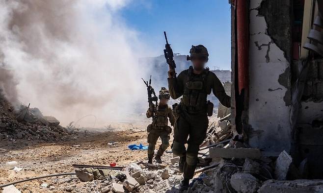 19일(현지시각) 가자지구에서 작전 중인 이스라엘방위군(IDF)의 모습. 가자/이스라엘군 제공·신화·연합뉴스