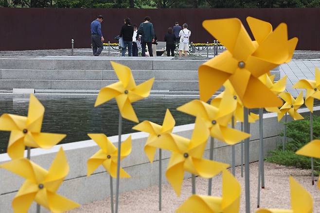 추모객들이 22일 오전 경남 김해시 진영읍 봉하마을 고 노무현 전 대통령 묘역을 참배하고 있다. 김영원 기자 forever@hani.co.kr