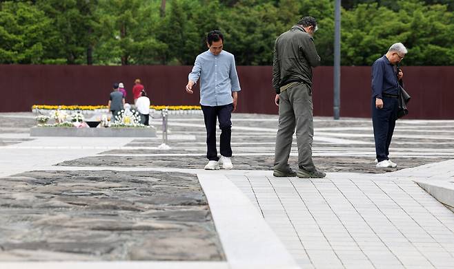 추모객들이 22일 오전 경남 김해시 진영읍 봉하마을 고 노무현 전 대통령 묘역을 참배한 뒤 주변에 설치된 박석을 살펴보고 있다. 김영원 기자 forever@hani.co.kr