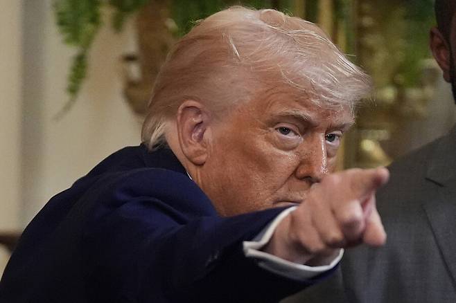 도널드 트럼프 미국 대통령이 백악관에서 NCAA 우승팀인 플로리아대 농구팀과 접견한 뒤 포즈를 취하고 있다. AP 연합뉴스