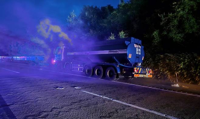 22일 밤 서산~영덕고속도로 공주 화흥터널 인근에서 차량에 실린 염산이 누출돼 고속도로 양방향 차량 통행이 전면 통제됐다. 공주소방서 제공