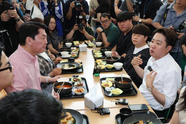 이준석(오른쪽) 개혁신당 대선 후보와 안철수 국민의힘 의원이 21일 경기 성남시 수정구 가천대학교 글로벌캠퍼스 학생식당에서 학생들과 점심 식사를 하고 있다. 뉴스1