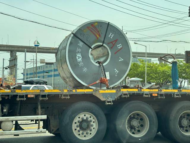 경기 평택시 평택항 인근 도로에서 중국산 철강제품을 싣고 이동 중인 대형 트럭. 평택=이상무 기자