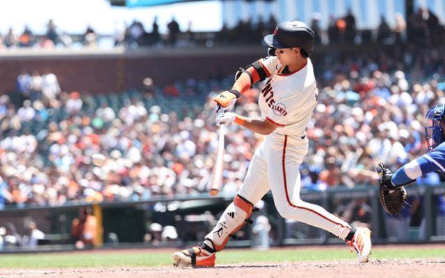 샌프란시스코 이정후가 22일 미국 캘리포니아주 샌프란시스코 오라클파크에서 열린 캔자스시티 홈 경기에서 3회말 2루타를 때리고 있다. 샌프란시스코=로이터 연합뉴스
