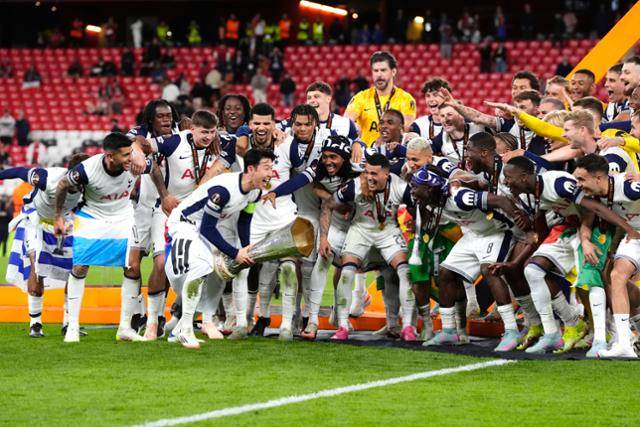 토트넘의 손흥민이 22일(한국시간) 스페인 빌바오의 산 마메스 경기장에서 열린 맨체스터 유나이티드와 2024~25시즌 유럽축구연맹(UEFA) 유로파리그(UEL) 결승전에서 승리한 뒤 우승 트로피를 들고 동료들과 세리머니를 하고 있다. 손흥민은 프로 데뷔 이후 15년 만에 첫 우승했고, 토트넘도 2007~08 리그컵 이후 17년 만에 정상에 올랐다. 빌바오=AP 연합뉴스 토트넘의 손흥민이 22일(한국시간) 스페인 빌바오의 산 마메스 경기장에서 열린 맨체스터 유나이티드와 2024~25시즌 유럽축구연맹(UEFA) 유로파리그(UEL) 결승전에서 승리한 뒤 우승 트로피를 들고 동료들과 세리머니를 하고 있다. 손흥민은 프로 데뷔 이후 15년 만에 첫 우승했고, 토트넘도 2007~08 리그컵 이후 17년 만에 정상에 올랐다. 빌바오=AP 연합뉴스