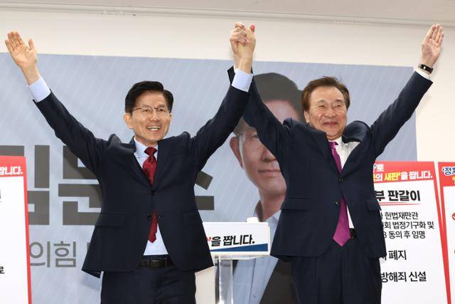 손학규 전 바른미래당 대표(오른쪽)가 22일 오전 서울 여의도 국민의힘 중앙당사에서 김문수 대통령 후보 지지를 선언한 후 함께 손을 맞잡아 들고 있다. 뉴스1