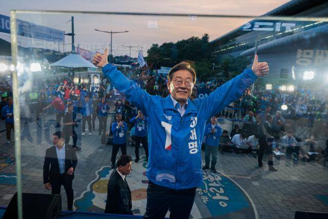 이재명 더불어민주당 대선 후보가 21일 인천 계양역 앞에서 유세를 마친 뒤 두 손을 들어 인사하고 있다. 고영권 기자