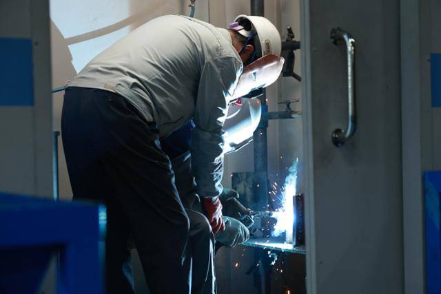 7일 HD현대중공업 울산조선소 기술교육원에서 용접 강사가 실습 교육을 진행하고 있다. HD현대중공업 제공