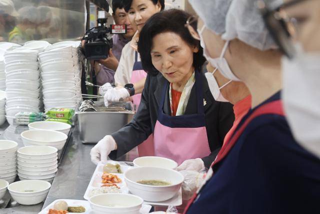김문수 국민의힘 대통령 후보의 부인 설난영 여사가 20일 서울시립 은평노인종합복지관을 찾아 배식봉사 활동을 하고 있다. 국민의힘 제공