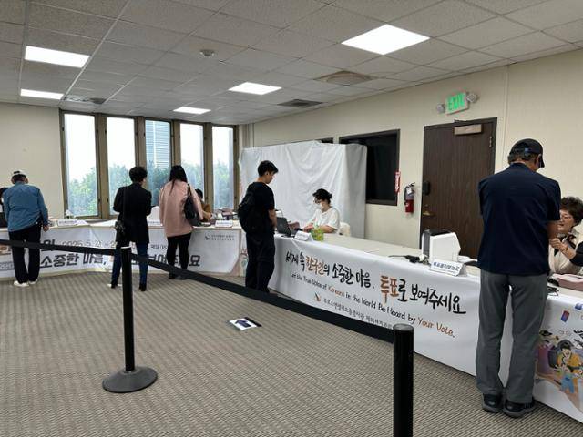 20일 미국 로스앤젤레스(LA) 총영사관 2층에 마련된 제21대 대통령선거 재외투표소에서 유권자들이 신분 확인에 응하며 투표 절차를 밟고 있다. 연합뉴스