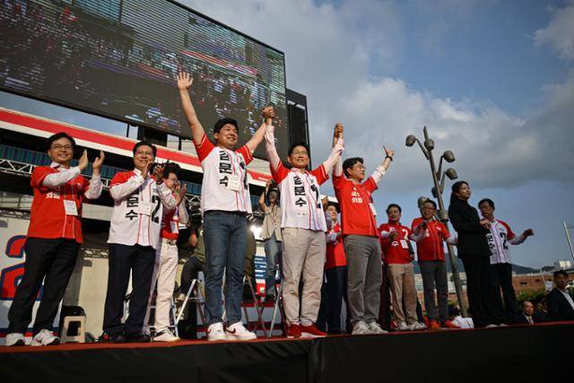 김문수 국민의힘 대통령 후보가 20일 경기 하남시 스타필드 앞에서 유권자들에게 지지를 호소하고 있다. 하남=하상윤 기자
