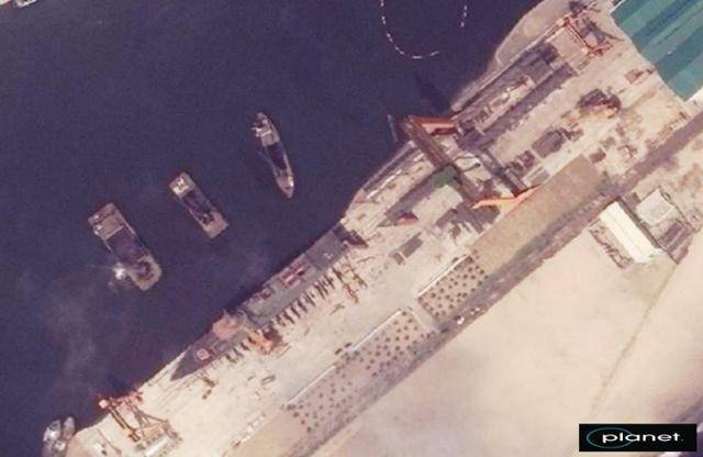 15일 북한 청진조선소에서 북한 신형 5,000톤급 구축함이 건조를 마치고 진수를 준비하고 있는 모습이 위성사진을 통해 포착됐다. 통일부 제공