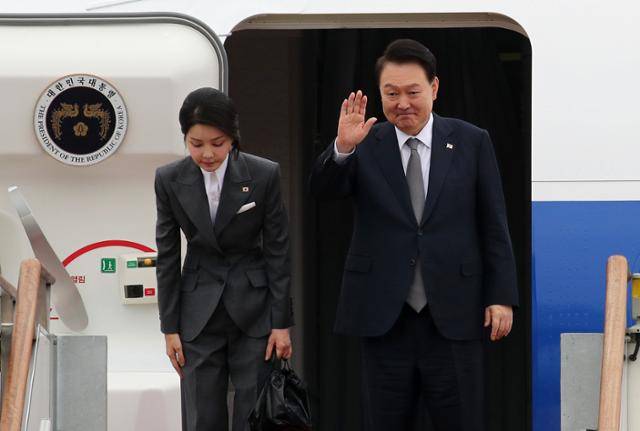 필리핀·싱가포르 국빈 방문 및 라오스에서 열리는 동남아시아국가연합(ASEAN·아세안) 정상회의에 참석한 윤석열 당시 대통령과 김건희 여사가 지난해 10월 6일 아세안 정상회의 참석차 출국하기 전 경기 성남시 서울공항에서 공군 1호기에 올라 출국 인사를 하고 있다. 왕태석 선임기자