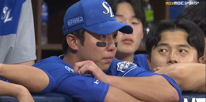 20일 고척 키움 히어로즈전 11회 말 포착된 김영웅의 모습. 눈물이 그렁그렁한 듯 하지만, 김영웅 본인은 땀이라고 설명했다. MBC스포츠+/티빙 중계화면 캡쳐