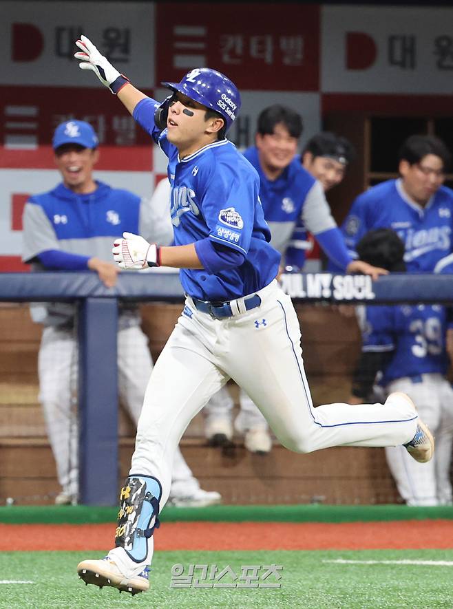 2025 KB0리그 프로야구 키움히어로즈와 삼성라이온즈의 경기가 20일 오후 서울 고척스카이돔에서 열렸다. 9회초 1사 김영웅이 1점홈런을 치고 홈인하고 있다. 고척=김민규 기자 mgkim1@edaily.co.kr /2025.05.20/