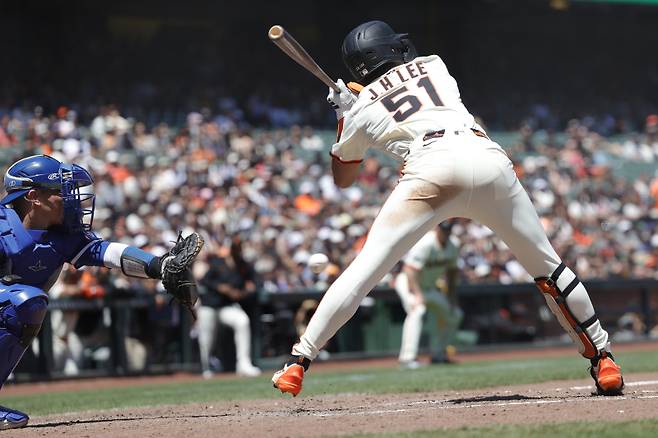<yonhap photo-3588=""> 22일(한국시간) 미국 캘리포니아주 오라클파크에서 열린 캔자스시티 로열스와의 홈 경기에서 타격하는 이정후. [EPA=연합뉴스]</yonhap>
