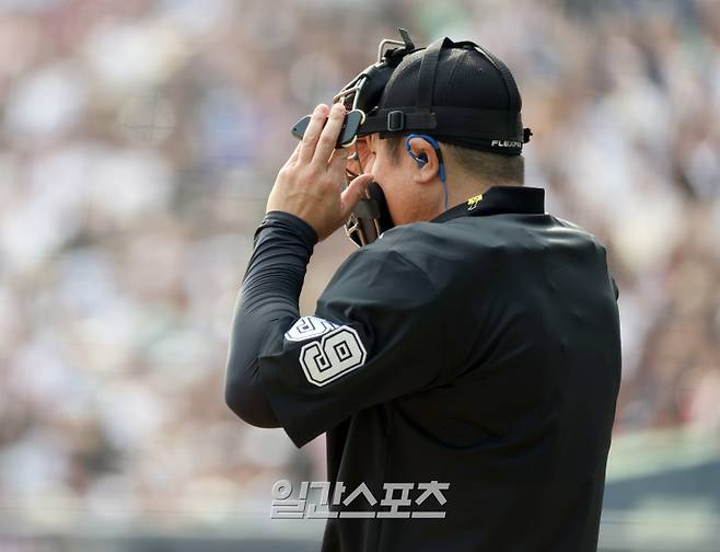 이어폰을 착용한 심판의 모습. 현재 KBO리그는 ABS로 스트라이크와 볼을 판정하고 있다. IS 포토