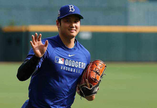<yonhap photo-1539=""> ATLANTA, GEORGIA - MAY 02: Shohei Ohtani #17 of the Los Angeles Dodgers waves to fans as he runs off the field after throwing practice prior to facing the Atlanta Braves at Truist Park on May 02, 2025 in Atlanta, Georgia. Kevin C. Cox/Getty Images/AFP (Photo by Kevin C. Cox / GETTY IMAGES NORTH AMERICA / Getty Images via AFP)/2025-05-03 07:47:37/ <저작권자 ⓒ 1980-2025 ㈜연합뉴스. 무단 전재 재배포 금지, AI 학습 및 활용 금지></yonhap>