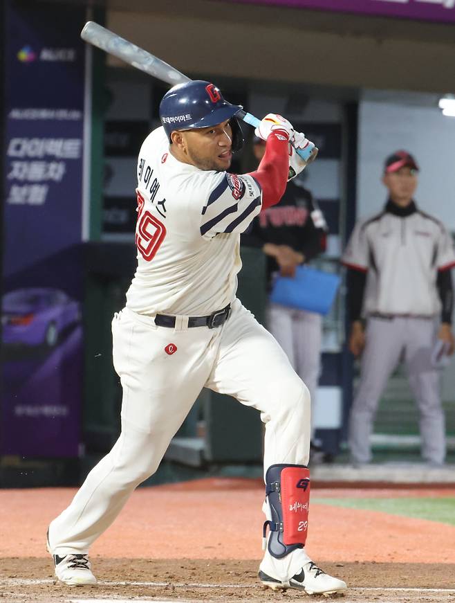 <yonhap photo-5565=""> 추격의 2루타 치는 레이예스 (부산=연합뉴스) 강선배 기자 = 20일 부산 사직야구장에서 열린 프로야구 2025 신한 SOL 뱅크 KBO리그 LG 트윈스와 롯데 자이언츠의 경기. 6회 롯데 레이예스가 1타점 적시 2루타를 차고 있다. 2025.5.20 sbkang@yna.co.kr/2025-05-20 21:42:23/ <저작권자 ⓒ 1980-2025 ㈜연합뉴스. 무단 전재 재배포 금지, AI 학습 및 활용 금지></yonhap>