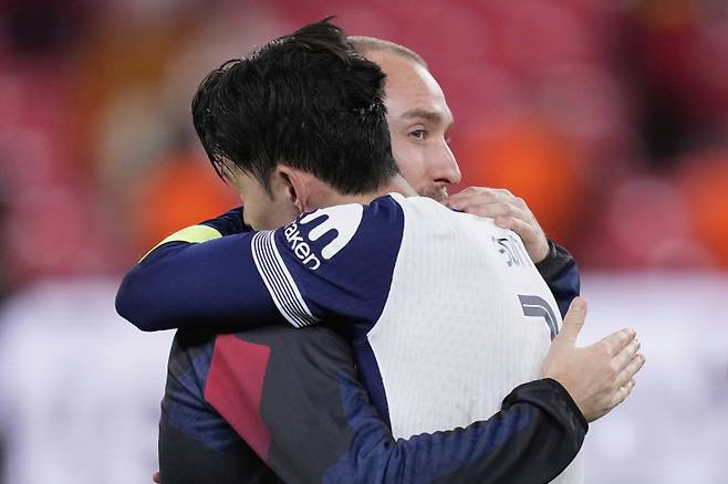 맨유 에릭센과 포옹하는 손흥민. 사진=AP 연합뉴스