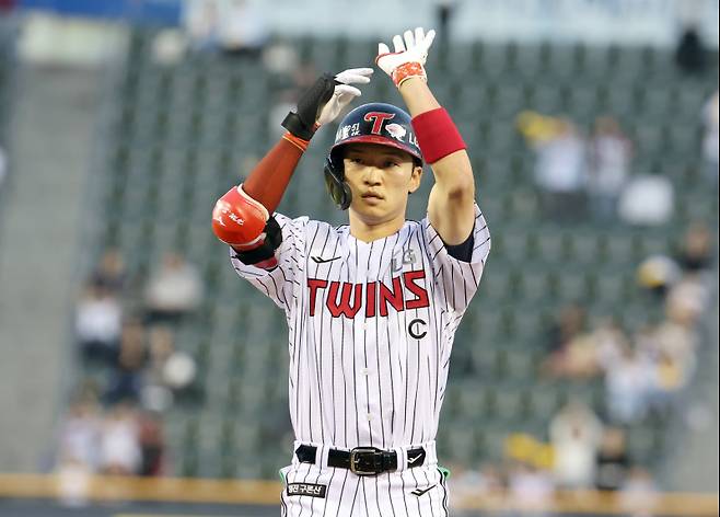 14일 오후 잠실야구장에서 열린 2025 프로야구 키움과 LG 경기. LG 박해민이 3회 선두 타자로 나와 중전안타를 날리고 기뻐하고 있다. 잠실=정시종 기자 capa@edaily.co.kr /2025.05.14.