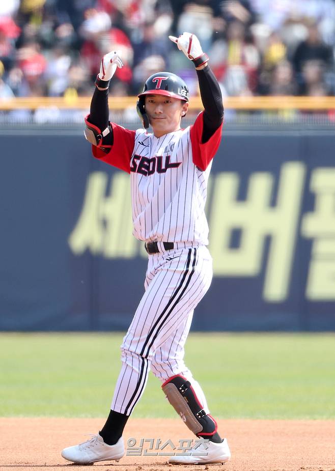 2025 KB0리그 프로야구 LG트윈스와 KIA타이거즈의 경기가 6일 오후 서울 잠실야구장에서 열렸다. 1회말 1사 신민재가 2루타를 치고 출루해 세리머니를 하고 있다. 잠실=김민규 기자 mgkim1@edaily.co.kr /2025.04.06/