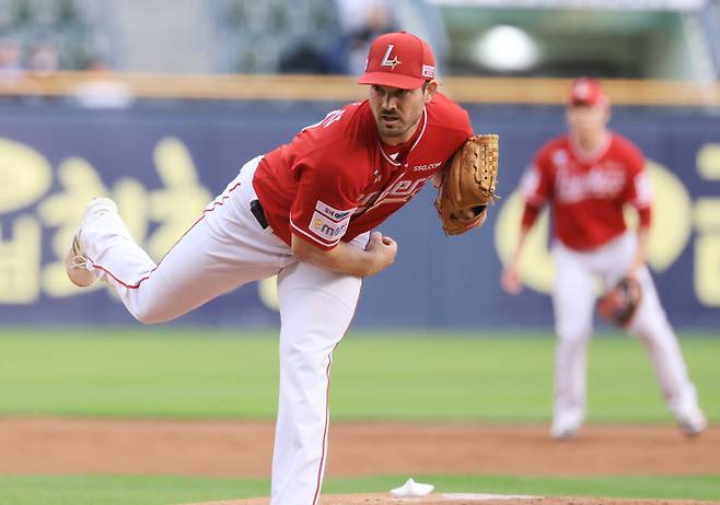 <yonhap photo-5250="">21일 서울 잠실야구장에서 열린 프로야구 SSG와 두산의 경기에서 SSG의 선발투수 앤더슨이 역투하고 있다. 사진=연합뉴스</yonhap>